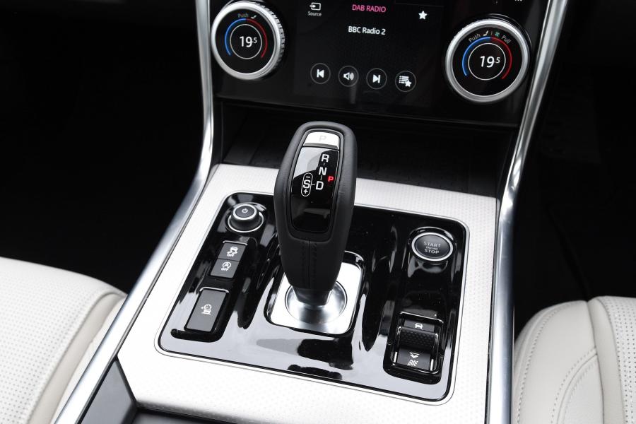 Детали интерьера Jaguar XE D180 SE R-Dynamic AWD 2019 года  (UK) (фото 6 из 40)